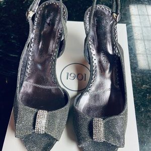 Dress shoes J Renee’. Low heel pumps with bows & sparkles. Size 8 1/2 M- Like 8s